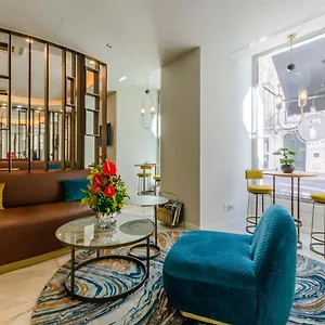 מלון The 7 Hotel, Suites, &